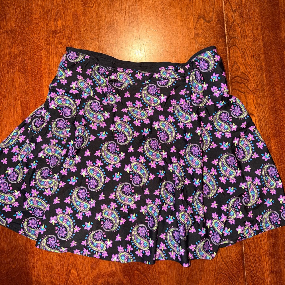 Sparkle Skirt Hiker Size L Pink Paisley. Running shorts with pockets